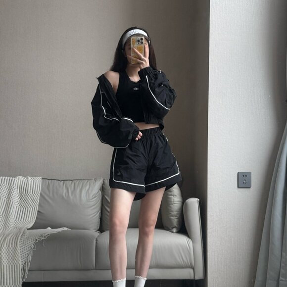 Alo yoga Women's Black casual sportswear set with sun protection - Picture 4 of 6